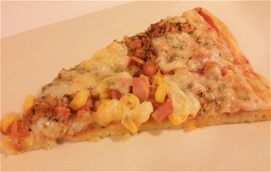 Pizza Noa - Tomate, Queso, Cebolla, York, Maíz, Atún, Orégano.
