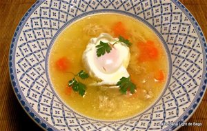 Consomé De Gallina Y Pollo Con Huevo Poché
