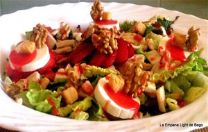 Ensalada Completa Con Rulo De Queso De Cabra Y Vinagreta De Fresas
