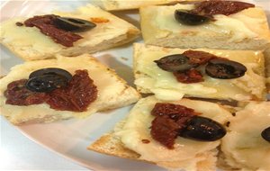 Torta Del Casar Con Aliño De Tomate Seco Italiano Y Aceitunas Negras
