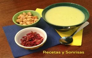 Sopa De Col Con Esencia De Beicon Y Ajo
