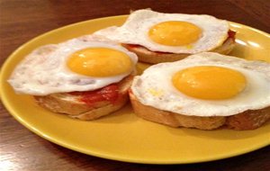 Pincho De Sobrasada, Miel Y Huevos De Codorniz
