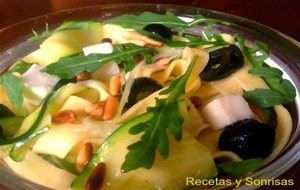 Ensalada De Pasta, Rucula, Calabacín, Queso Y Olivas Negras
