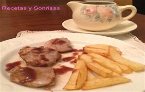 Solomillo De Cerdo Con Patatas Y  Salsa De Frambuesas 
