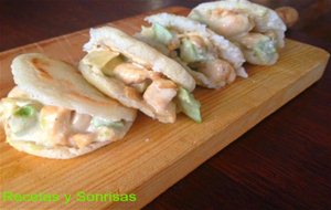 Arepas Venezolanas Con Pollo, Aguacate Y Mayonesa
