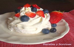 Pavlova Con Fresas Y Arándanos
