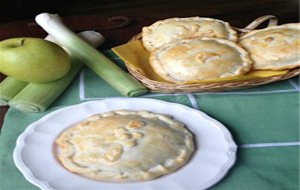 Pastelitos De Puerros, Manzana Y Queso Brie
