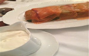 Pastel De Verdura Recubierto De Lonchas De Salmon Ahumado Y Salsa De Queso Suave
