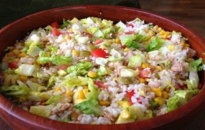 Ensalada De Arroz Con Atun, Tomate, Cogollos, Manzana, Aceitunas Y Maiz
