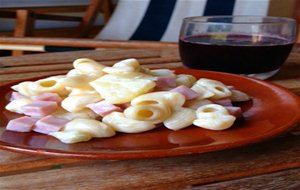 Ensalada De Pasta, Piña,  Jamón Y Mahonesa
