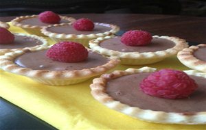 Mini Tartaletas De Galleta Con Frambuesa Y Mouse De Chocolate De Avellanas
