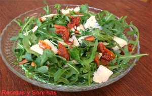 Ensalada De Rucula, Tomates Secos, Parmesano Y Piñones
