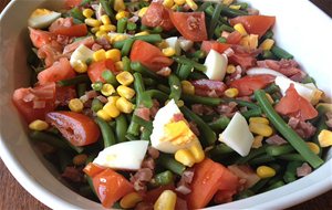 Ensalada De Judias, Tomate, Jamon , Huevo Y Maiz
