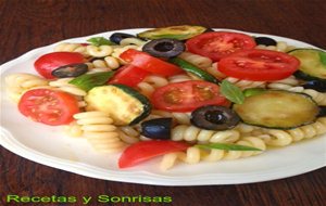 Ensalada De Pasta, Calabacín , Olivas Y Tomate
