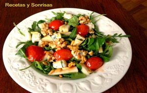 Ensalada De Pera, Gorgonzola, , Tomates , Piñones Y Nueces
