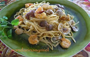 Linguinis O Tallarines Con Langostinos, Almejas, Ajo Y Guindilla.
