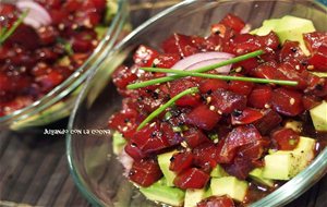 Atún Marinado En Cítricos, Soja Y Miel Sobre Ensalada De Aguacate
