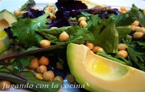 Ensalada Mezclum Con Aguacate Y Garbanzos
