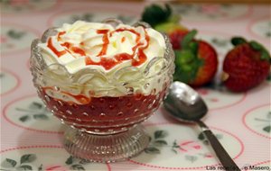 Copa De Fresas Con Frosting De Queso Y Coulis De Fresa
