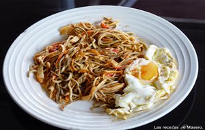 Gulas Con Huevo Frito
