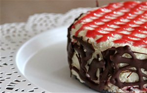 Tarta Mousse De Chocolate Blanco Con Coulis De Fresa
