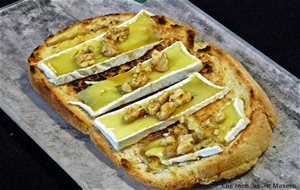 Tosta De Queso Brie Con Miel Y Nueces
