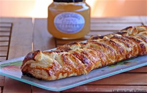 Trenza De Hojaldre Caramelizada De Membrillo, Queso De Cabra Y Cebolla Endulzada
