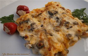 Canelones De Pato Confitado Y Foie Con Bechamel De Setas
