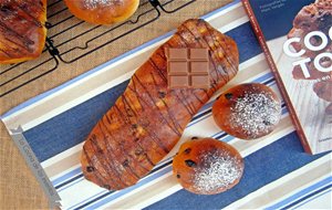 Coca Esponjosa De Pan De Mantequilla Y Chocolate
