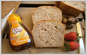 Pan De Nueces Y Miel De Flores
