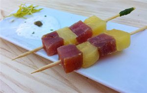 Brochetas De Mojama Con Piña Caramelizada Y Salsa De Yogur
