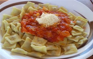 Raviolis De Carne Con Salsa De Tomate Y Cebolla

