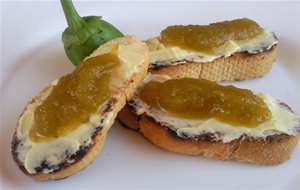 Mermelada De Pimientos Sobre Tostadas Con Mantequilla
