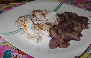 Filetes De Merluza A La Plancha Con Champiñones Rehogados
