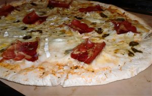 Pizza De Jamón Serrano Y Aceitunas Negras

