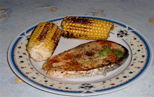 Salmon Con Sal De Romero Y Limon Con Mazorcas De Maiz
