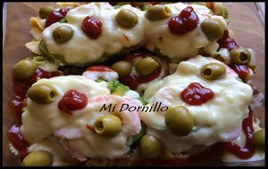 Aguacates Con Gambas En Cama De Ensalada De Pasta.
