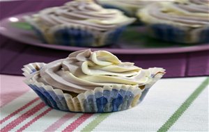 Cupcakes De Violetas Y Chocolate Blanco Y Mini Tutorial De Decoración Bicolor
