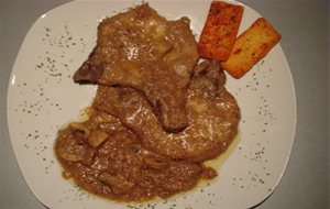 Chuletas Con Salsa De Almendras Y Champiñones
