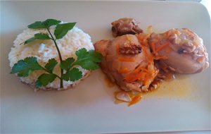 Pollo En Salsa Con Cerveza, Comino Y Nueces
