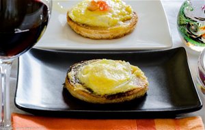 Dos Aperitivos: Tostada De Mayonesa Y Cebolla Gratinada Y Tostada De Jamón Serrano, Queso Brie Y Mermelada De Tomates Verdes.
