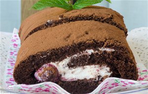 Bizcocho De Chocolate Relleno Con Frutas Rojas
