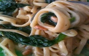 Tallarines Con Bechamel Ligera De Espinacas Y Piñones
