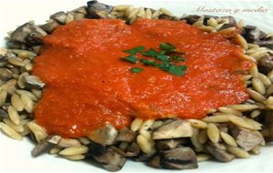 Salsa De Tomate Con Leche De Coco Y Plato De Orzo Con Champiñones
