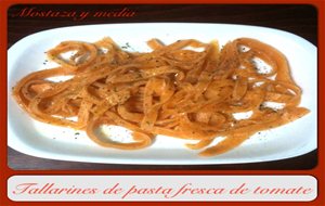 Tallarines De Pasta Fresca Casera Hecha Con Tomate 
