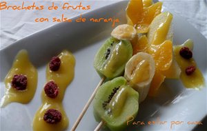 Brochetas De Frutas Con Salsa De Naranja
