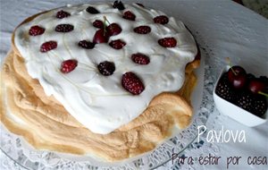 Pavlova De Nata Y Frutos Rojos
