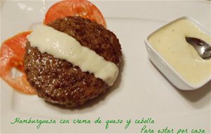 Hamburguesa Con Crema De Queso Y  Cebolla
