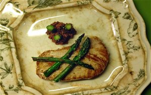 Lomos De Atún Con Pesto Rojo Y Espárragos Trigueros
