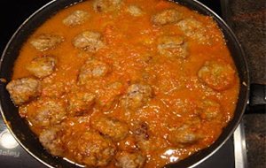 Albóndigas Con Pimientos Y Tomate
